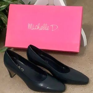 ❤️Like new, navy heels by Michelle D, 6M